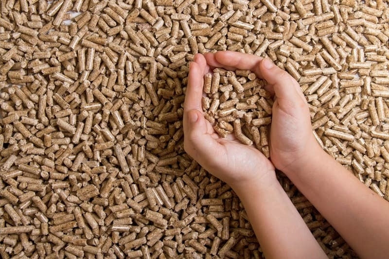 Żwirek drewniany pellet sosnowy 15 kg dla królika, gryzoni i kota – bezpyłowy