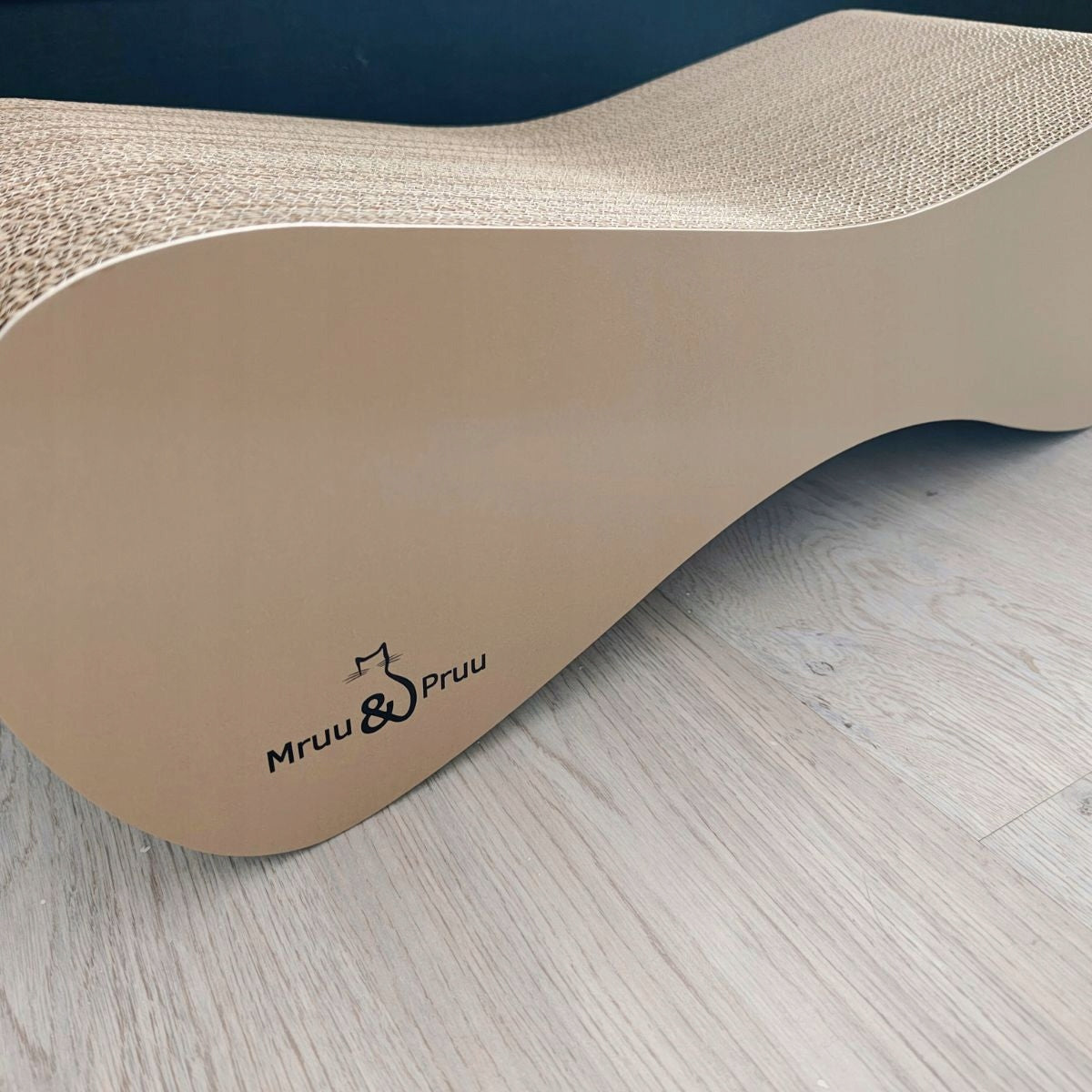 Mruu&Pruu Drapak kartonowy dla kota MIMI 70 cm – dwustronny, legowisko, beżowy