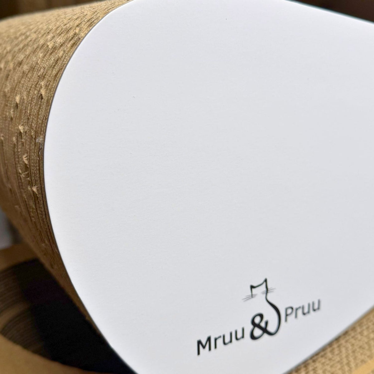 Mruu&Pruu Drapak dla kota z tektury 70 cm – niski, dwustronny, z funkcją legowiska, biały