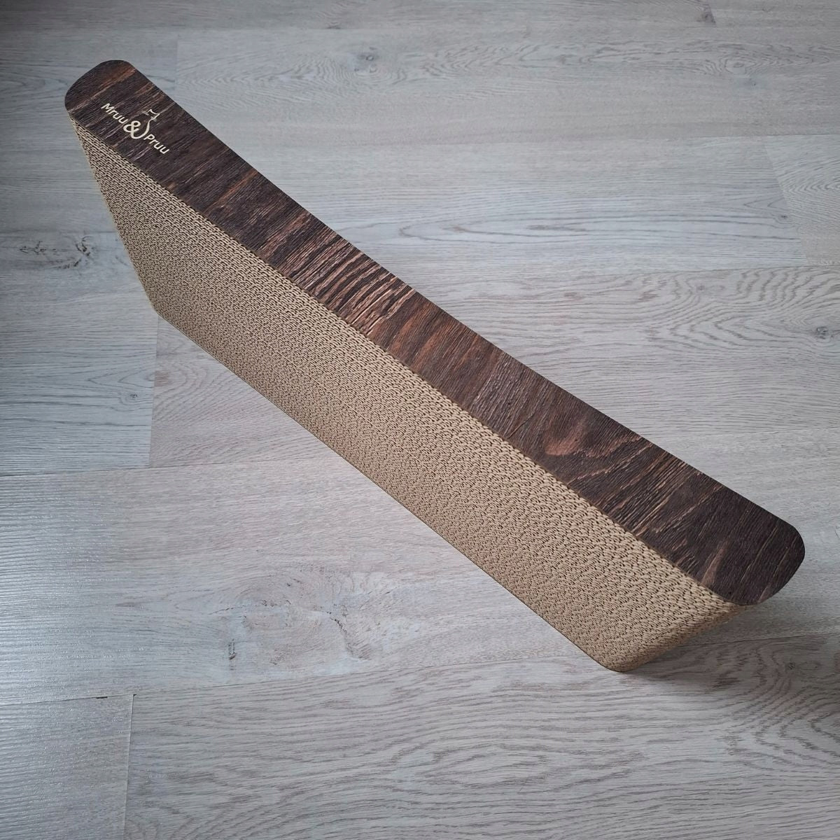 Drapak kartonowy dla kota Mruu&Pruu Sigma 58 cm z tektury falistej, legowisko – brązowy
