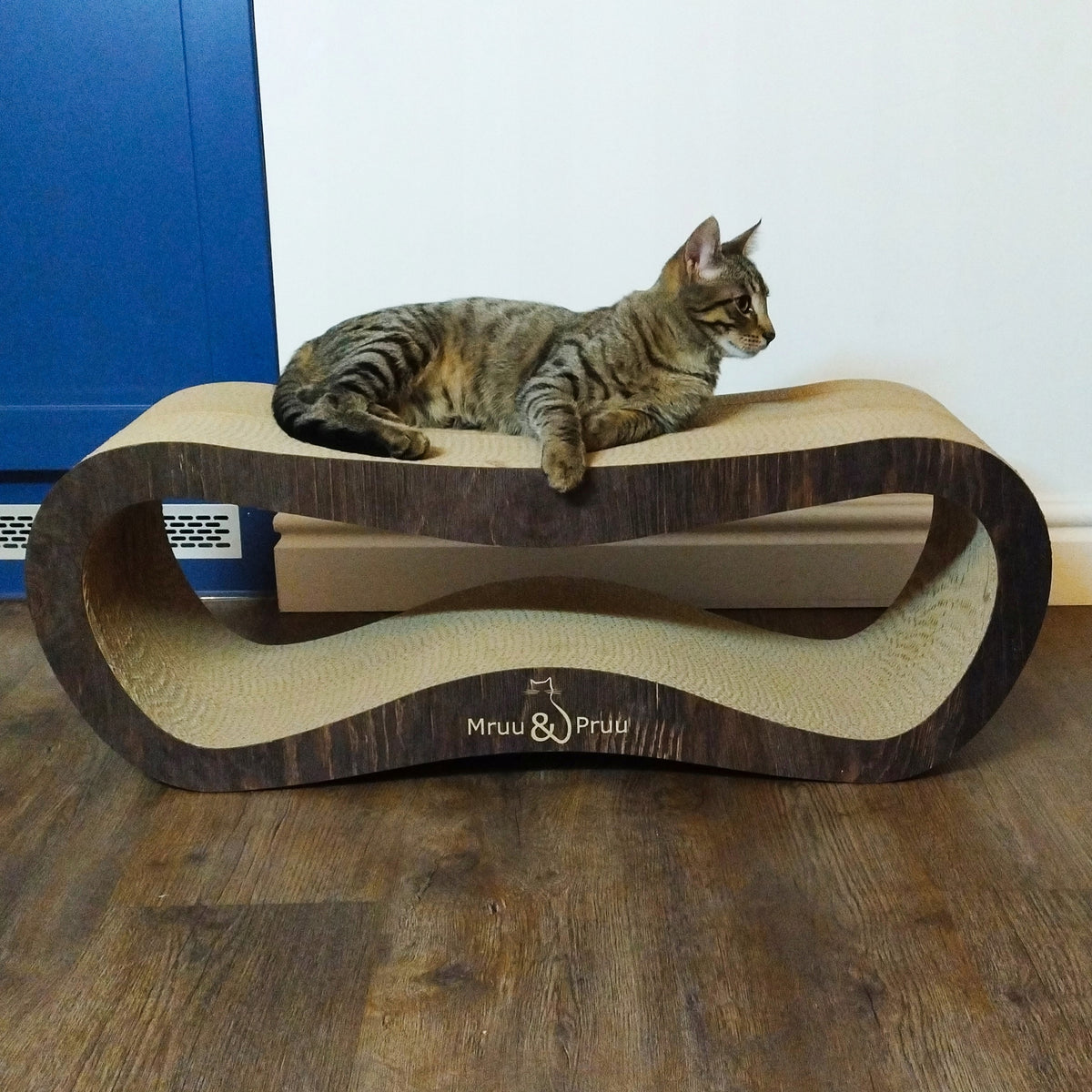 Mruu&Pruu Leon drapak dla kota z tektury falistej 78 cm, dwustronny, legowisko – brązowy