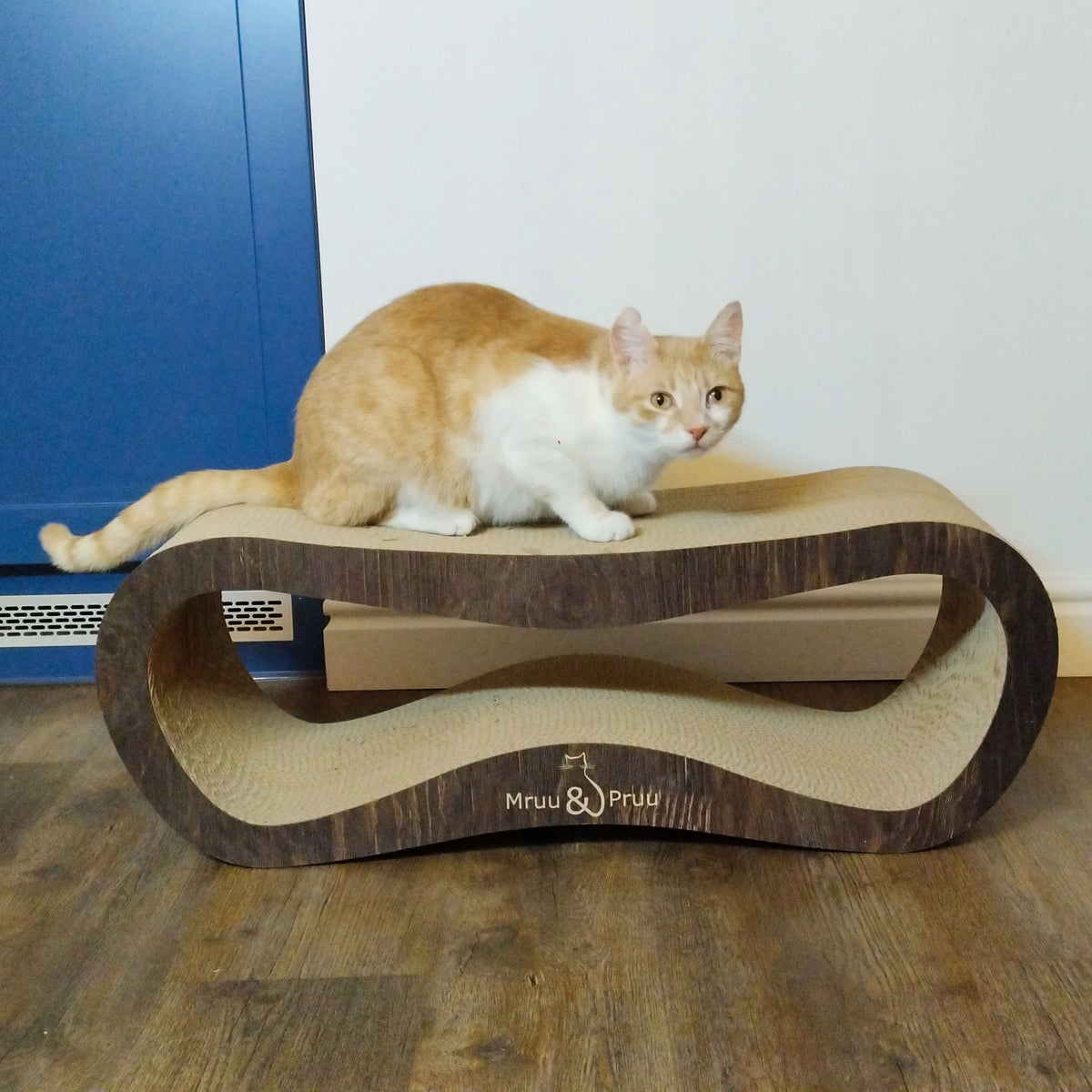 Mruu&Pruu Leon drapak dla kota z tektury falistej 78 cm, dwustronny, legowisko – brązowy