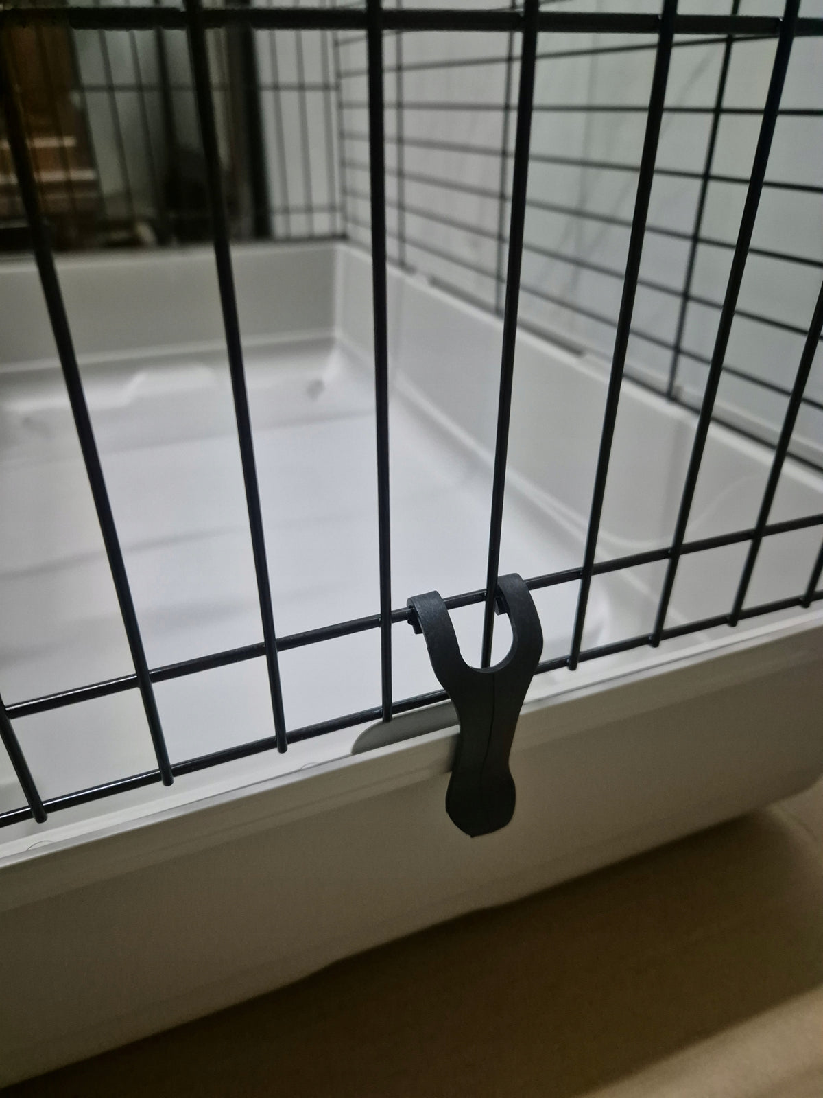 Klatka dla królika i świnki morskiej 80 cm z paśnikiem i drzwiami górnymi – beżowo-czarna