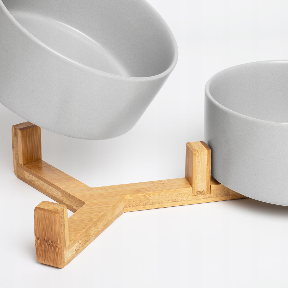 Podwójna miska ceramiczna dla psa i kota 2 x 850 ml na stojaku z bambusa – szara