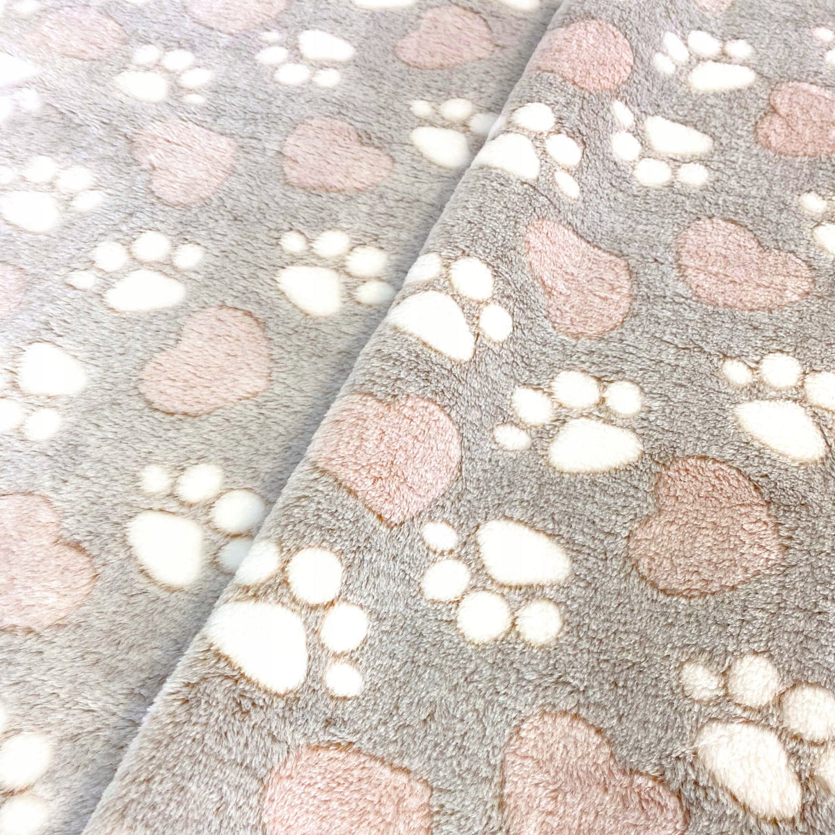 DOTTY Pluszowy kocyk dla psa i kota 80 x 55 cm, łapki i serduszka – beżowy