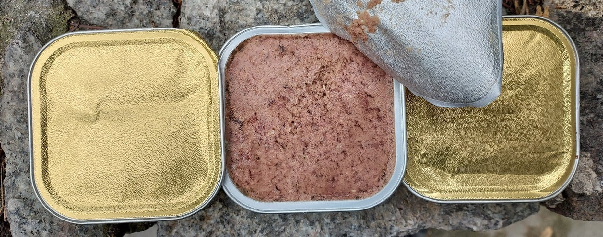 Mokra karma dla kota pasztet 100 g z kurczakiem w tacce aluminiowej – bez etykiety
