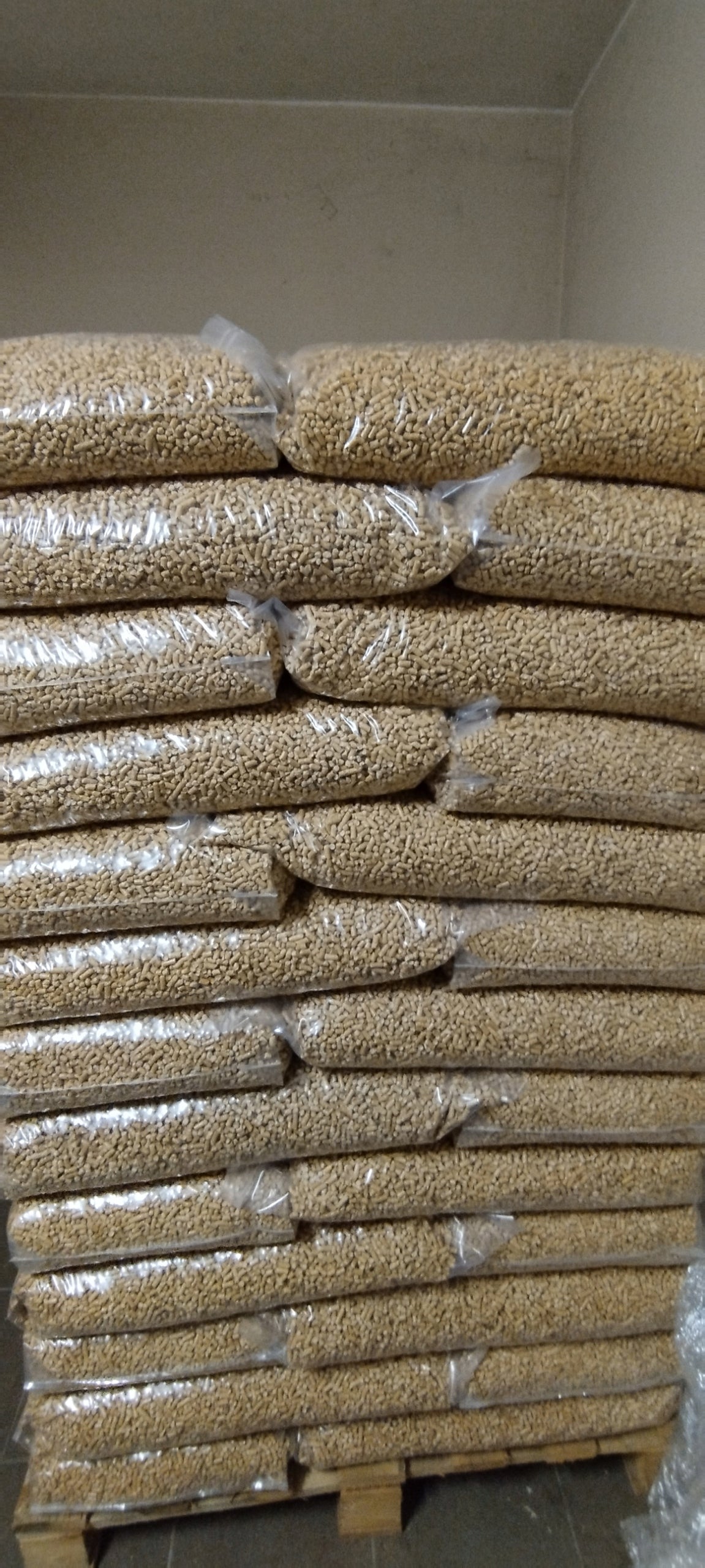 Pellet drewniany 15 kg 40 l – bezpyłowa ściółka dla gryzoni, królików i kotów, leśny