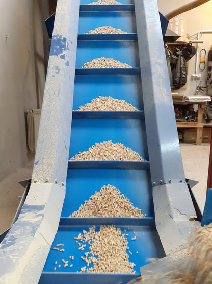 Pellet drewniany 15 kg 40 l – bezpyłowa ściółka dla gryzoni, królików i kotów, leśny